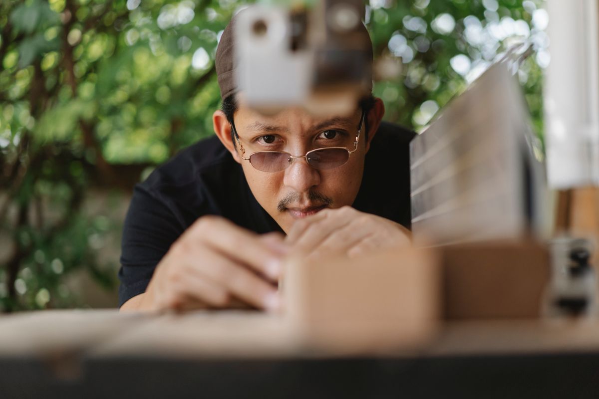 Image d’ambiance : travail d’une pièce de bois à l’établi